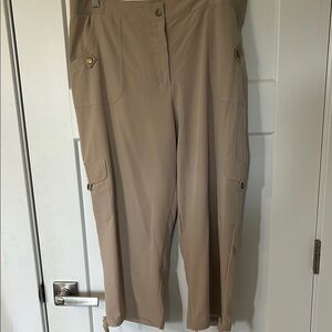 Stylish Women's Capris in Classic Tan